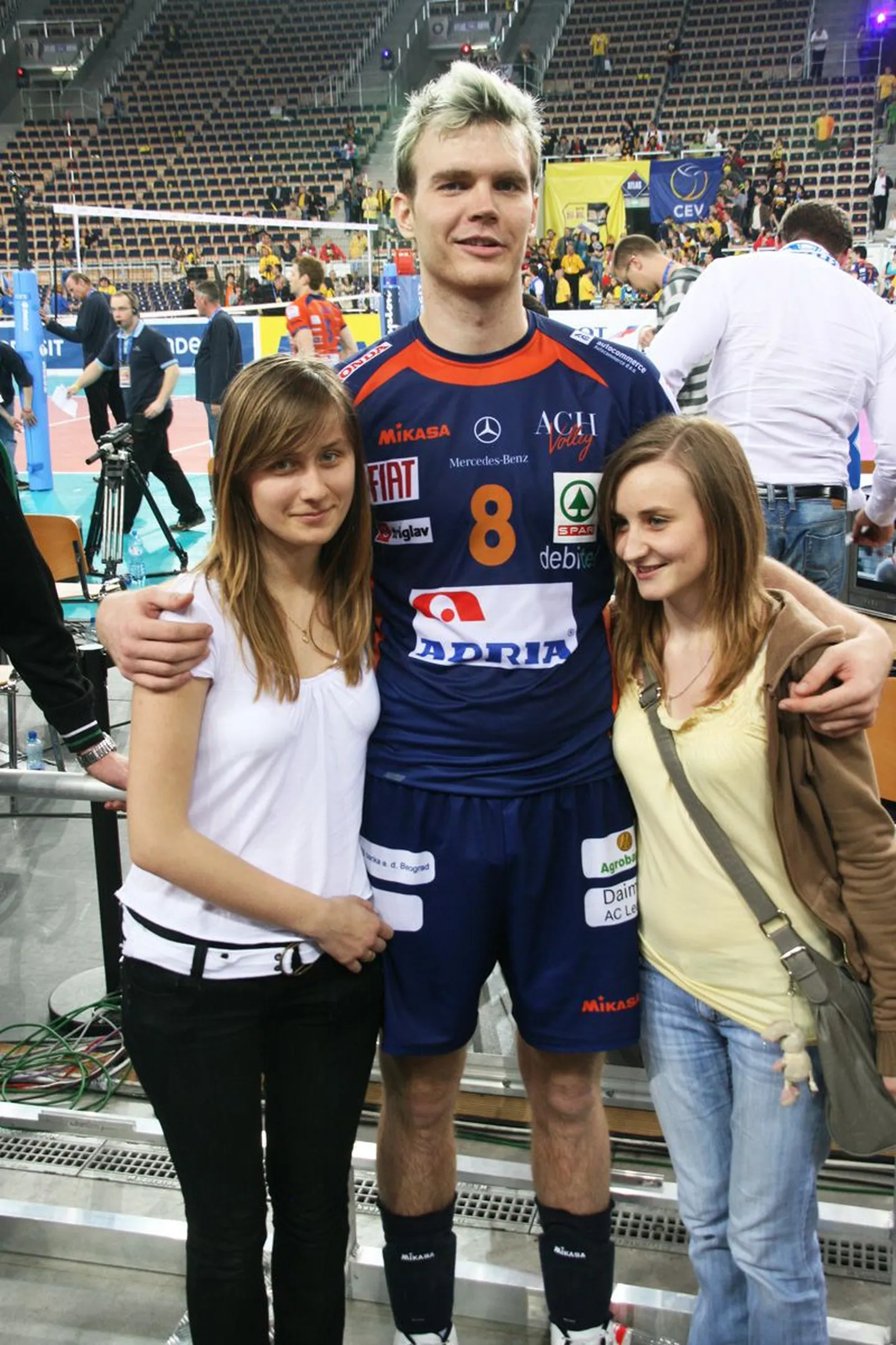 Oliver Venno nautis Lodzis toimunud Meistrite liiga Final Fouril suurt fännide tähelepanu. Pildil poseerib ta kahe Poola tüdrukuga.