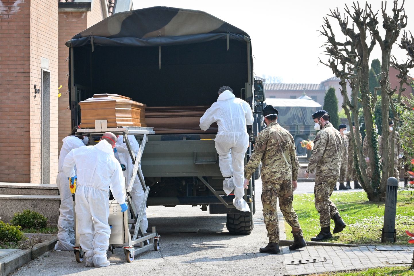 Itaalia armee konvoi transpordib 2020. aasta mais Bergamos Covid-19sse surnud inimeste sarkasid Ferrarasse tuhastamisele.