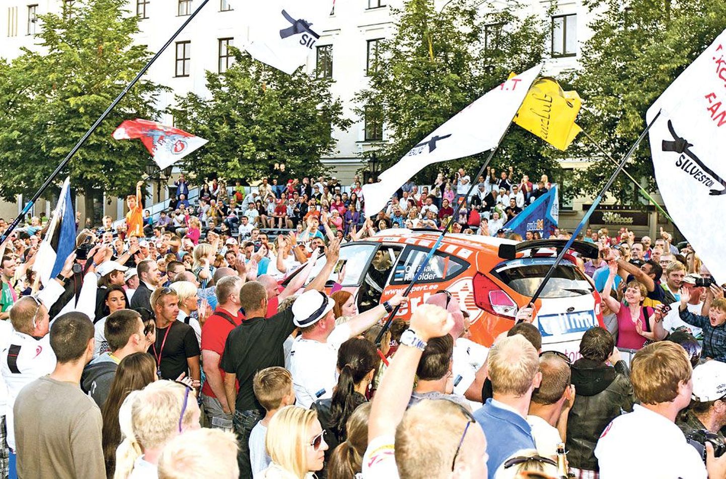 Автомобиль победителей Rally Estonia Отта Тянака и Райго Мыльдера утонул в море болельщиков.