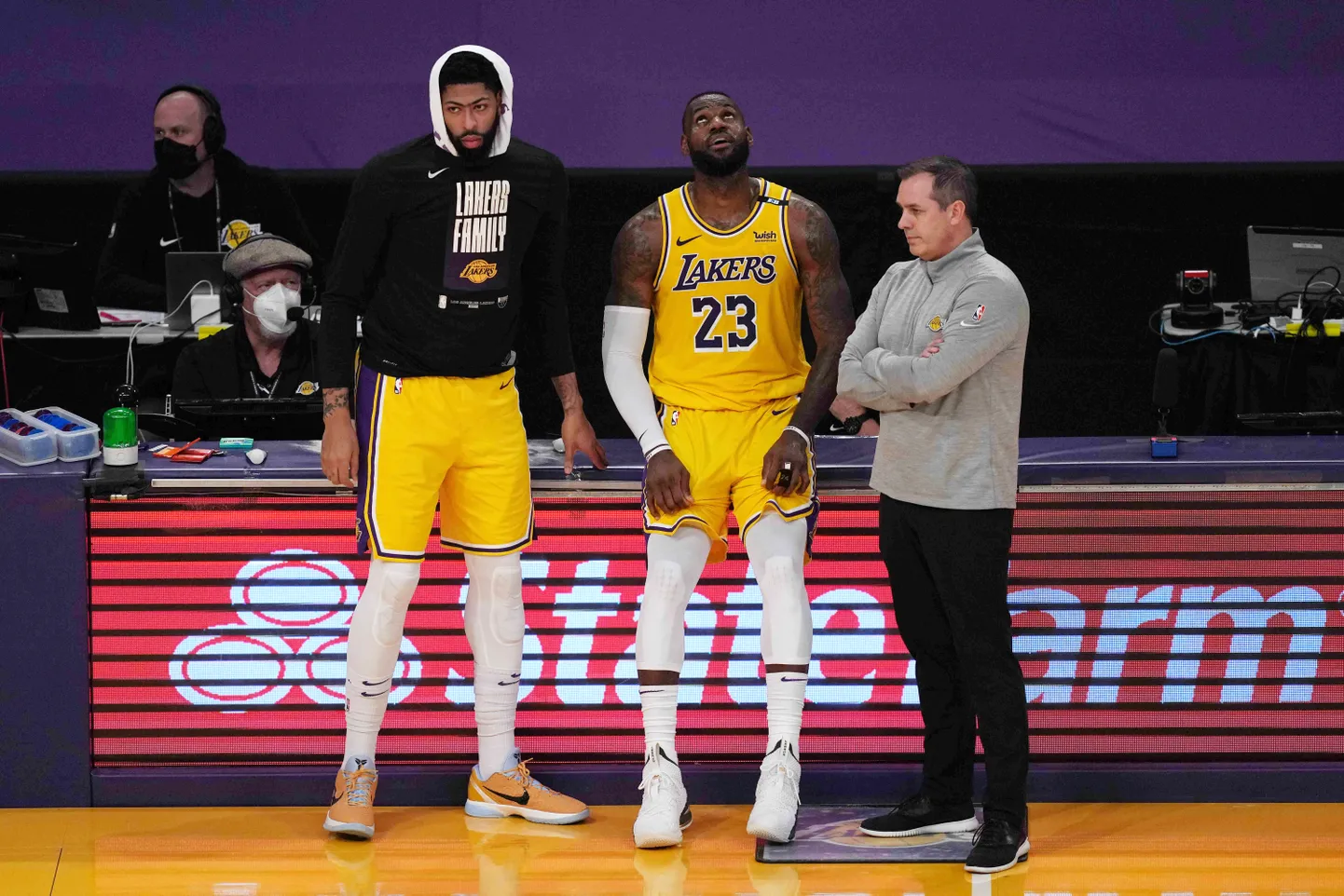 Anthony Davis ja LeBron James vaatamas, kuidas play-off rong nendeta edasi veereb.