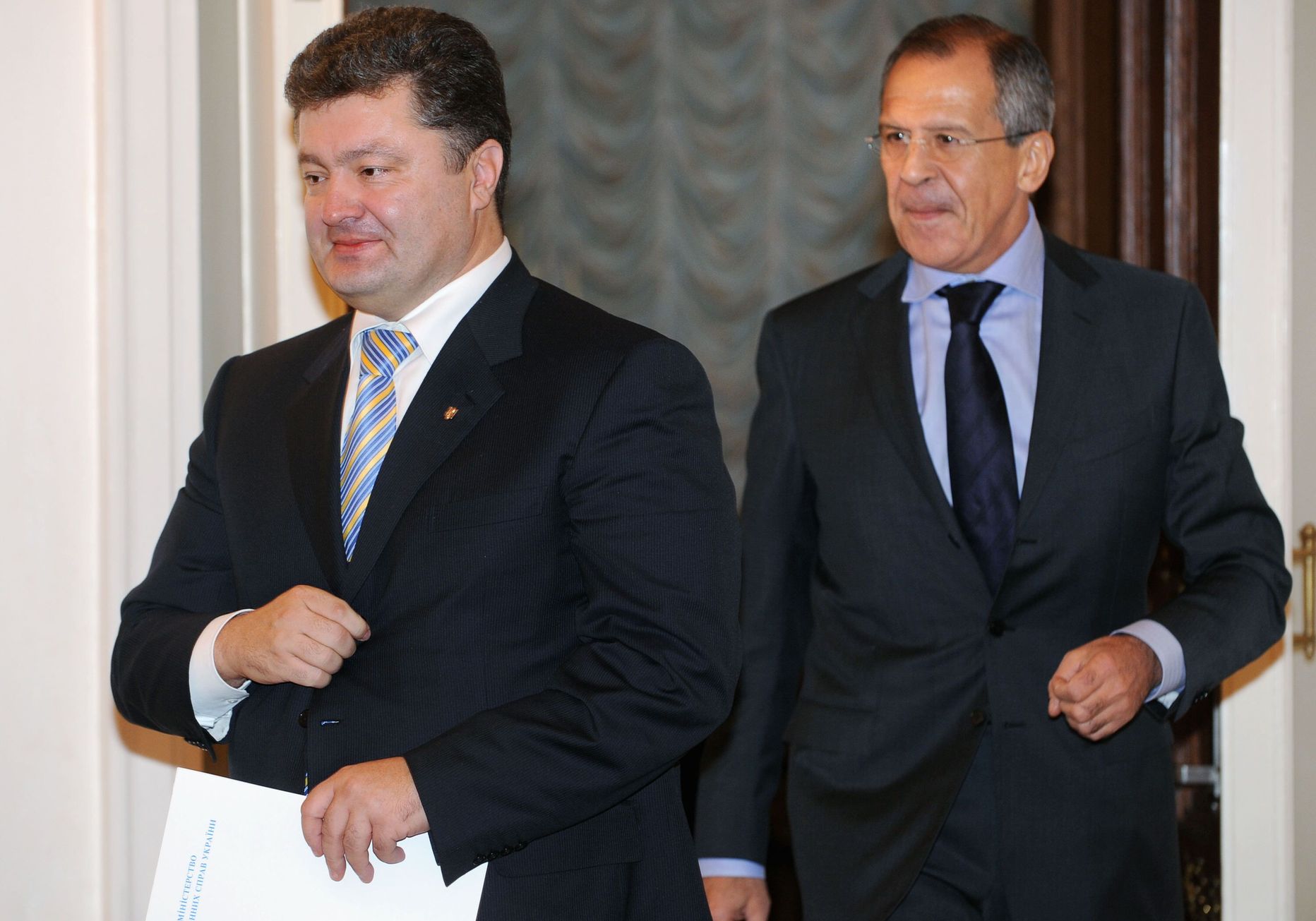Ukraina välisminister Petro Porošenko (vasakul) koos Vene kolleegi Sergei Lavroviga täna Moskvas.