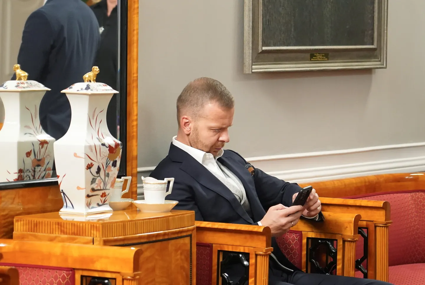 Saeimas frakcijas "Stabilitātei!" priekšsēdētājs Aleksejs Rosļikovs pirms tikšanās ar Valsts prezidentu Rīgas pilī.