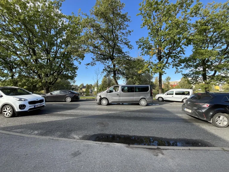 Haapsalu maanteel sõitis Opel Vivaro otsa kahele tee ääres parkinud autole.