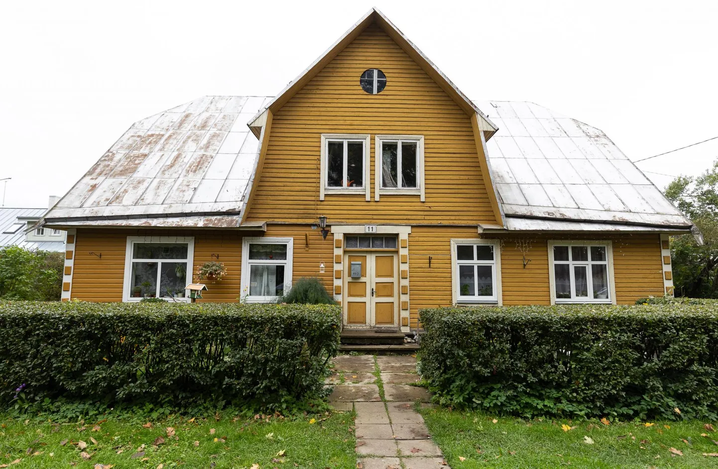 Maja Rakveres Näituse tänav 11, mille juures võiks hea tahtmise korral näha art deco jooni.