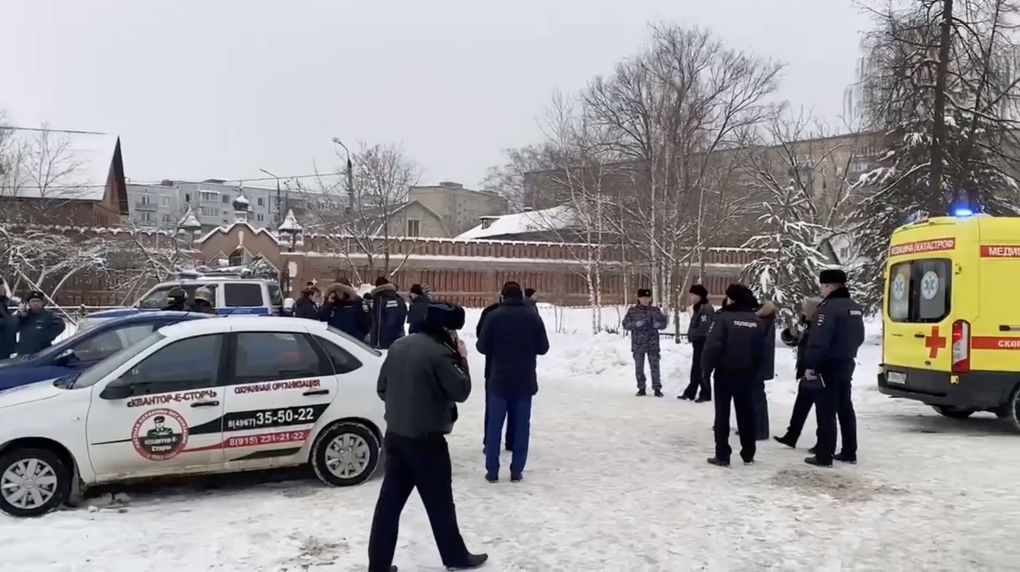 Politseinikud sündmuskohal Vvedenski Vladitšnõi kooli lähedal.