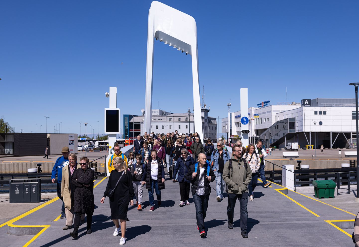 Tallinna saabunud turistid sadamas Admirali jalakäiate silla juures.
