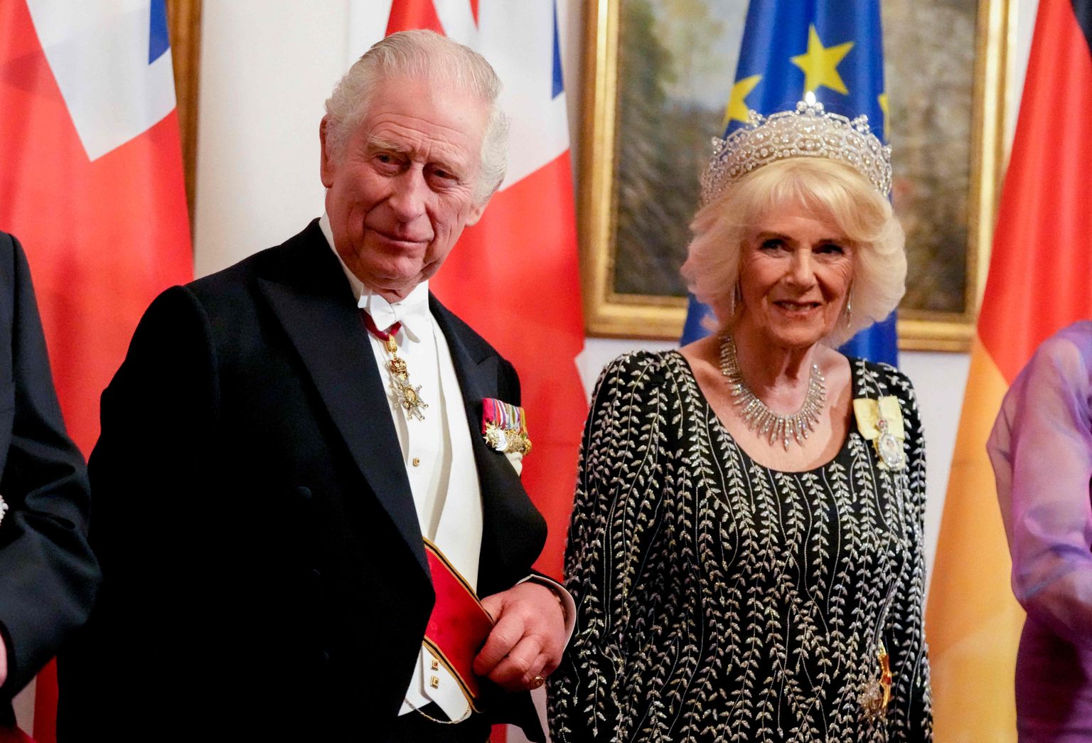 Suurbritannia kuningas Charles III ja kuninganna Camilla Saksamaa riigivisiidi esimene päev lõppes piduliku õhtusöögiga Bellevue presidendipalees.