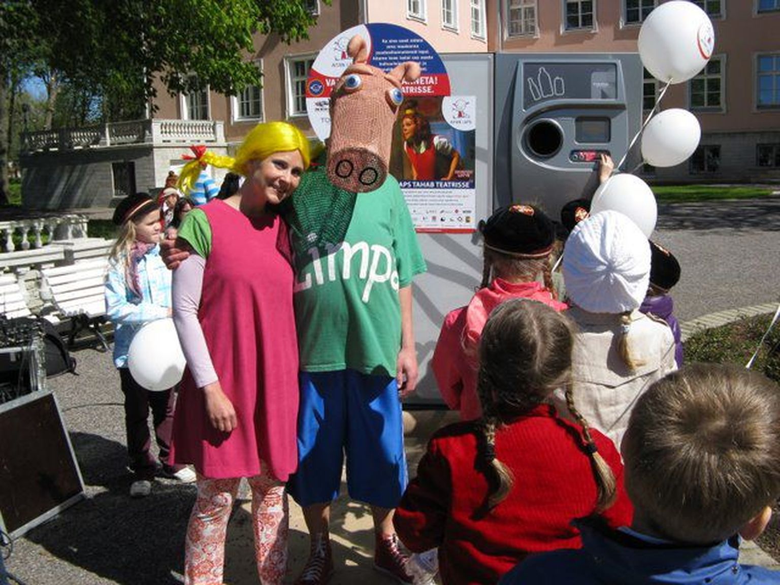 Projektiga «Aitan lapsi» on liitunud 17 teatrit, kelle hulgas on ka Viljandi Ugala. Heategevuskampaania avaüritusel käisid lapsi tervitamas Limpa ja Limma Ugala lastelavastusest «Limpa ja mereröövlid».