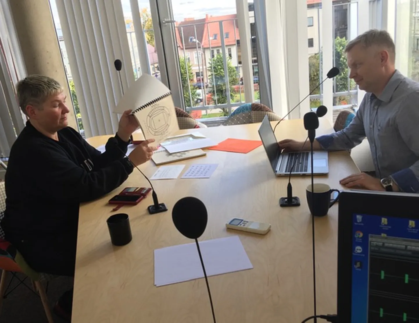 "Sakala stuudio" mikrofonide ees on Piret Aus ja Hans Väre.