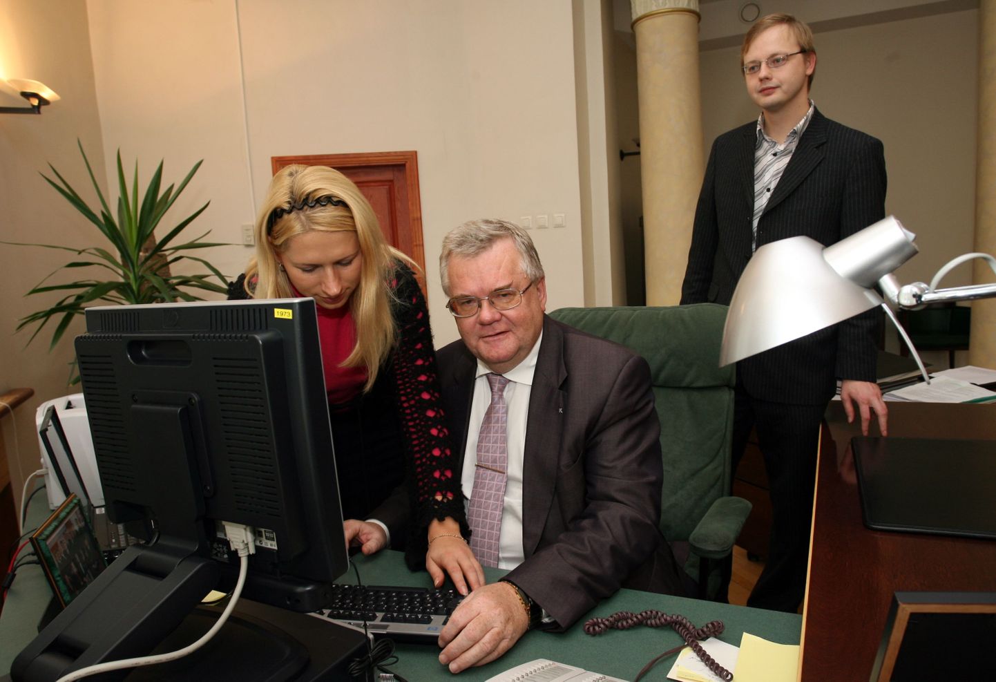 Tallinna linnapea Edgar Savisaar arvuti taga.