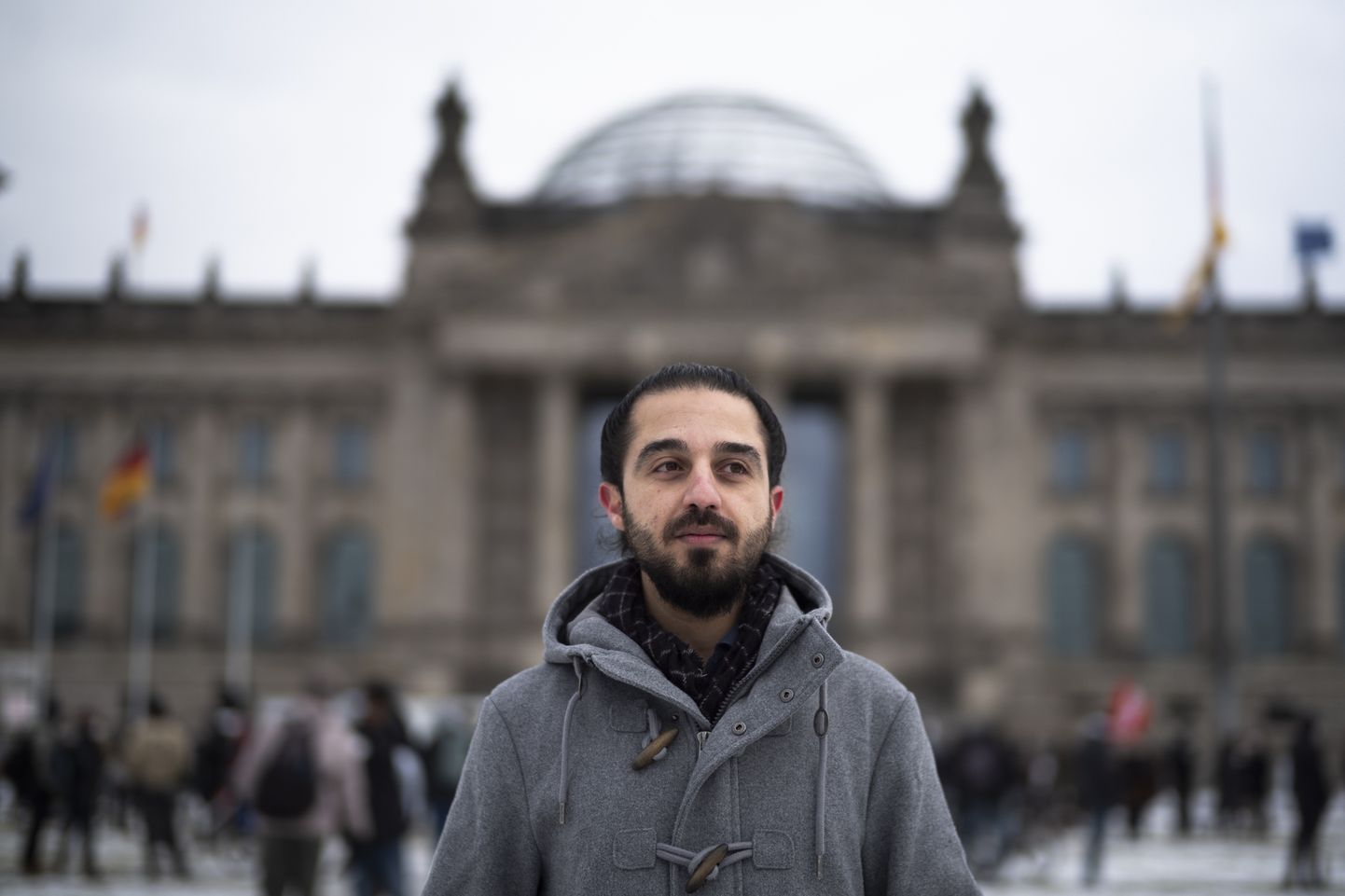 Roheliste ridadesse kuuluv poliitik Tareq Alaows veebruaris Liidupäev hoone juures Berliinis.