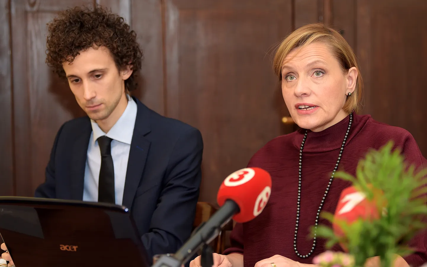Latvijas Jauno ārsu arodbiedrības valdes priekšsēdētājs Kārlis Rācenis un Latvijas Ārstu biedrības prezidente Ilze Aizsilniece