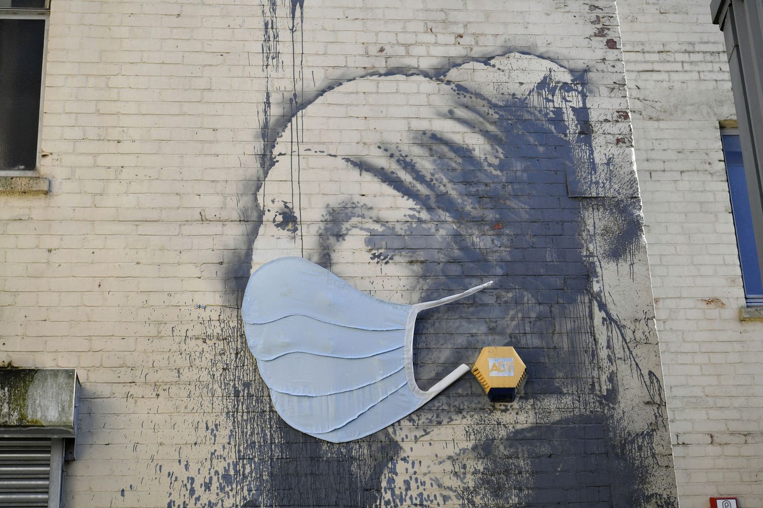 Banksy joonistus Berliiinis kannab koroonajale kohast maski.