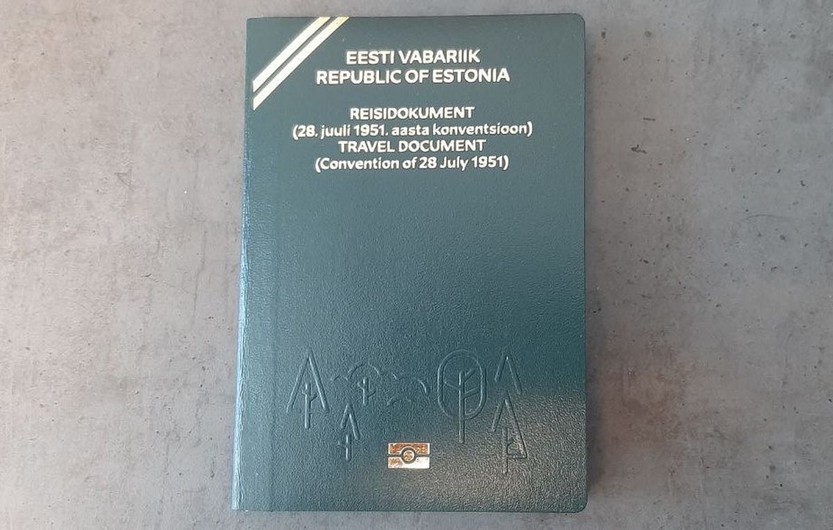 Паспорт, который получает иностранец после одобрения запроса на политическое убежище в Эстонии, июнь 2023 года.