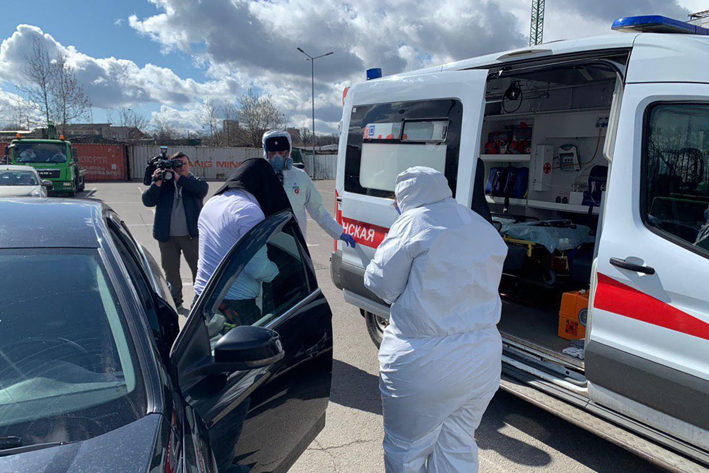 В Москве начали задерживать автомобилистов с коронавирусом.