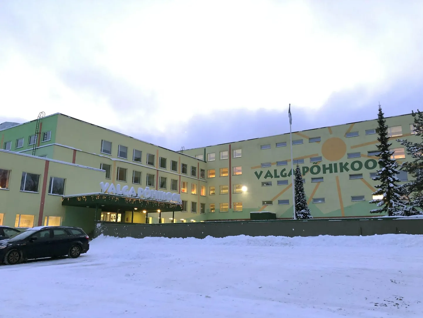 Haigestunud õpetajate suure määra tõttu ei saa õpilastele tagada kvaliteetset õpet, mistõttu otsustas Valga põhikool minna distantsõppele. Samal põhjusel läks kaugõppele ka Lüllemäe kool.