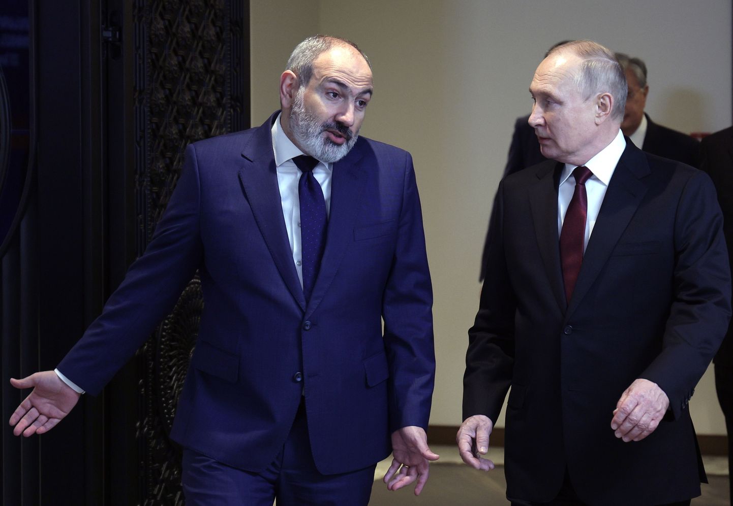 Armēnijas premjerministrs Nikols Pašinjans un kara noziedznieks Vladimirs Putins.