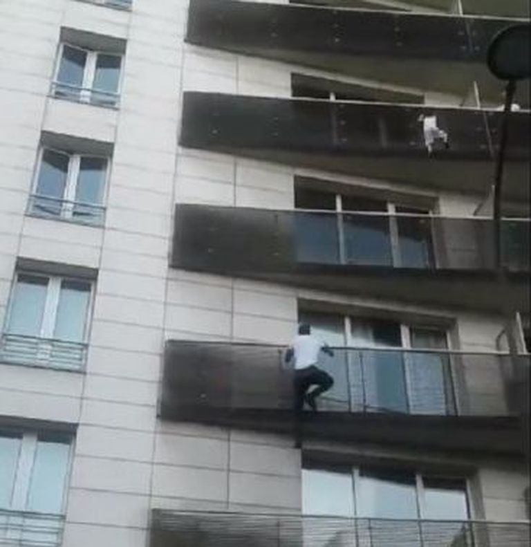 Mees päästis Pariisis kortermaja neljanda korruse rõdul rippunud lapse