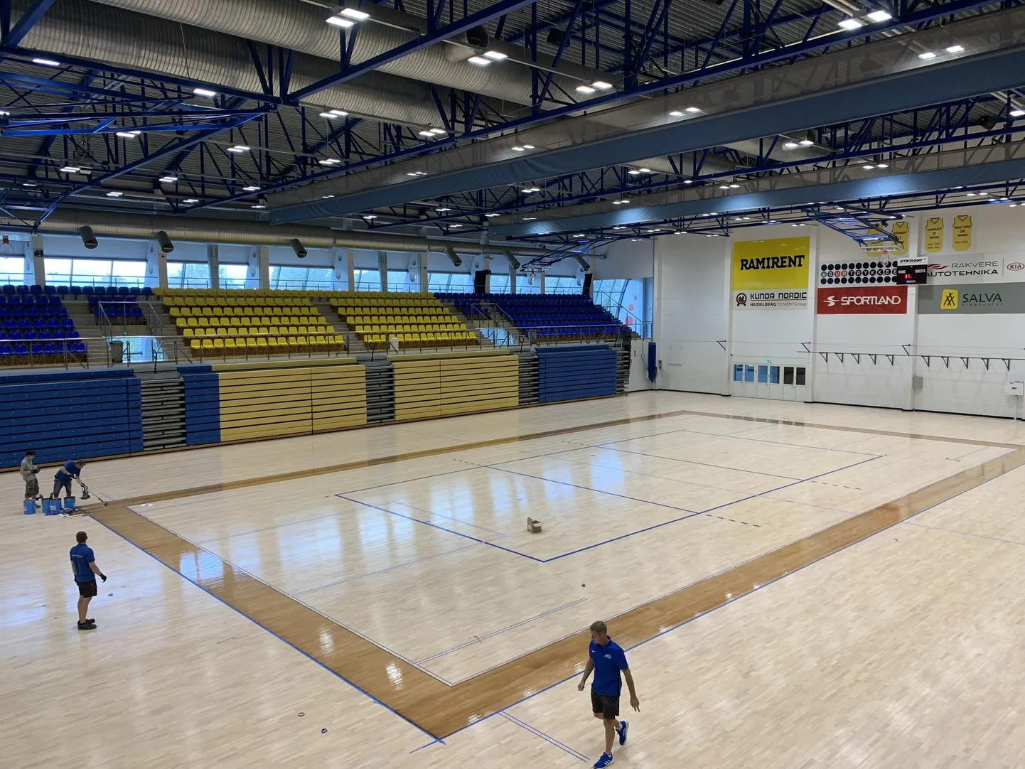 Spordisõpradel tasub rõõmustada. Rakvere spordihallis on suure saali põranda hooldus lõpusirgel – eile veel tõmmati uusi piirjooni ja varsti läheb neile kaks lakikihti peale. Saal on väga ägeda väljanägemisega.
