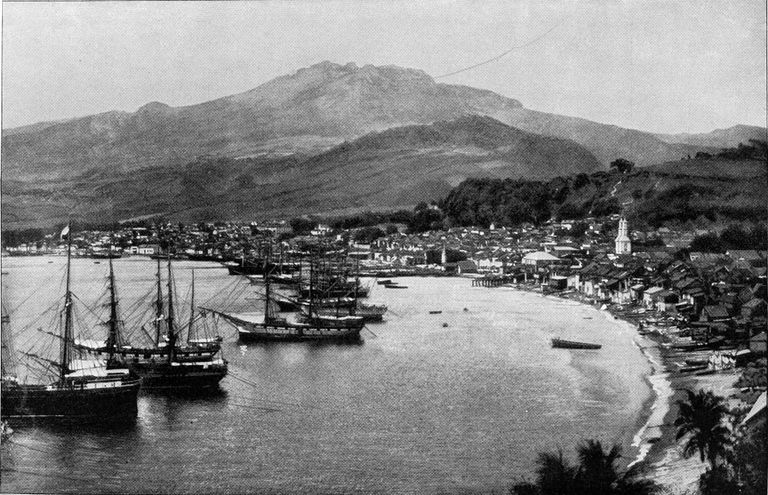 Sentpjēras pilsētas panorāma 1902. gadā. Fonā Pelē vulkāns.
