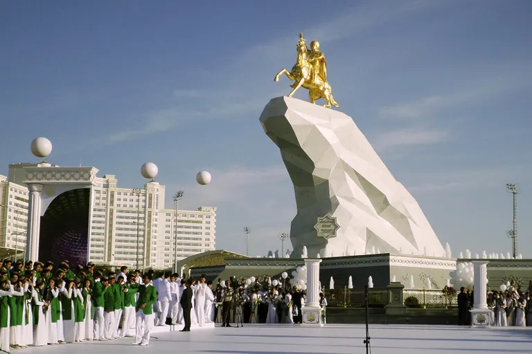 Monument president Gurbangulõ Berdõmuhammedovile Aşgabatis 25. mai 2015.