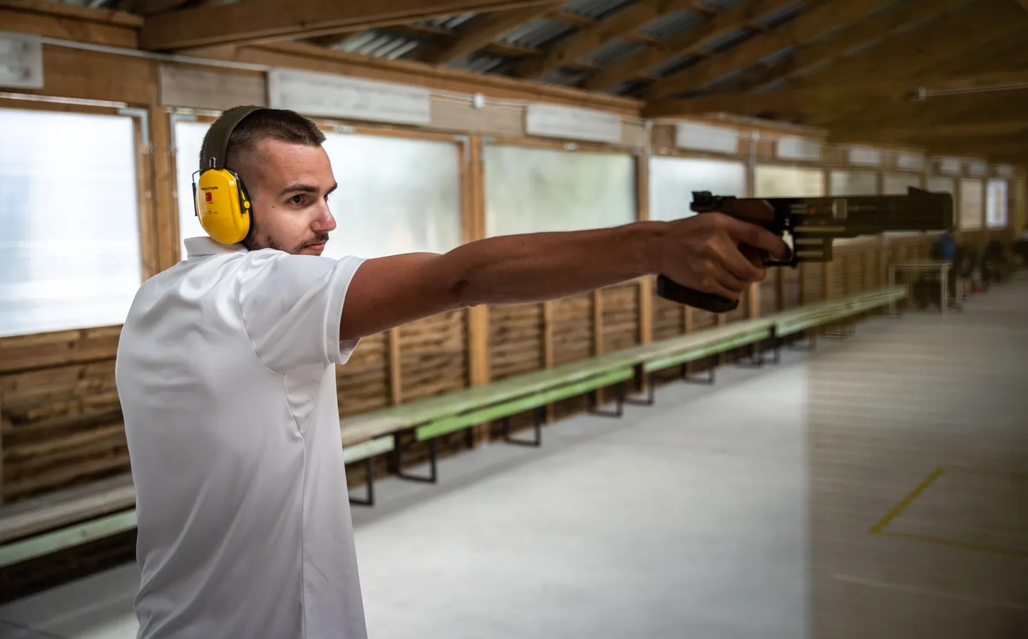 Koduses Männiku lasketiirus sai Peeter Olesk hiljuti kaela kaks Euroopa karikaetapi kuldmedalit.