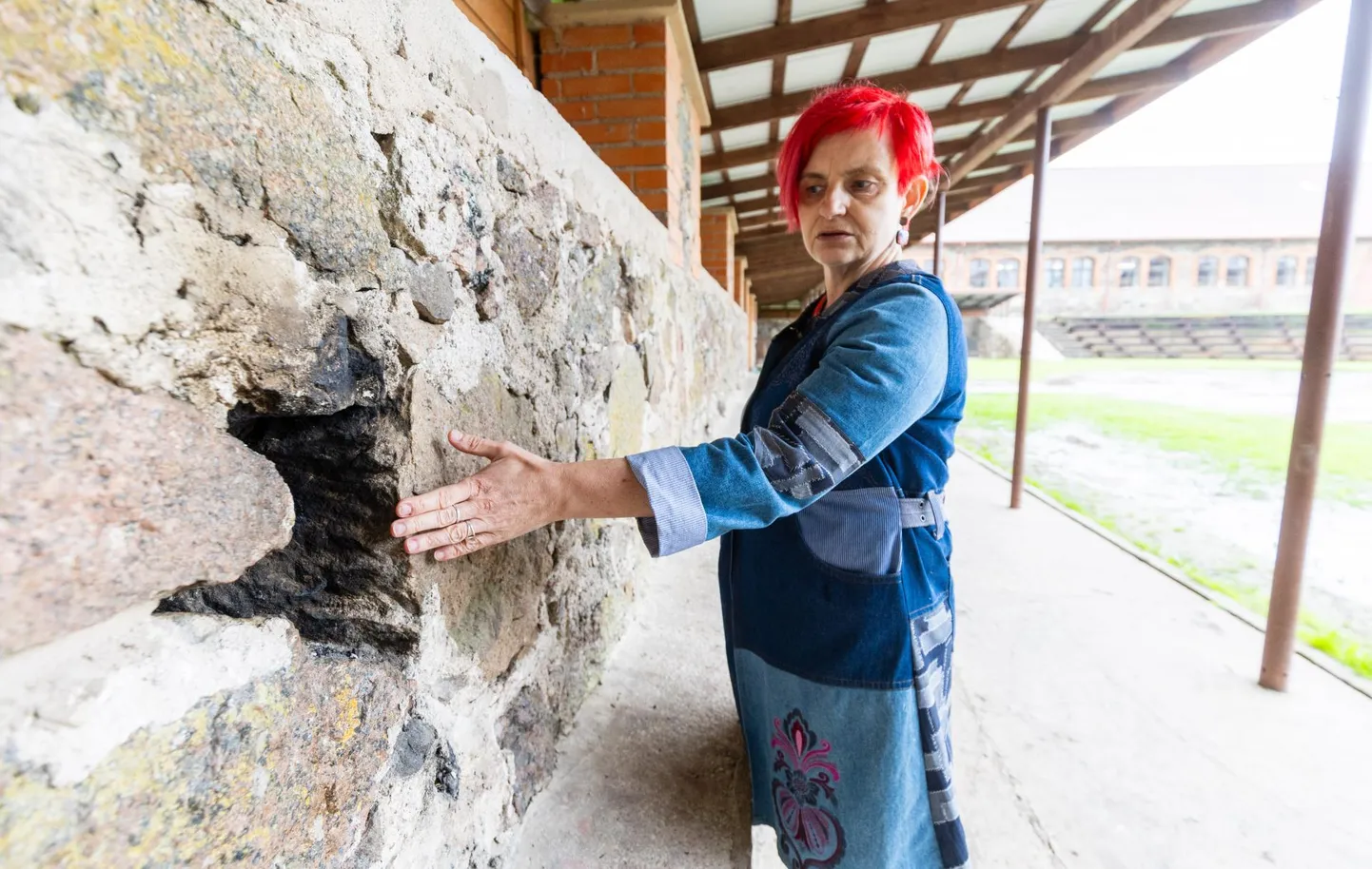 Noortekambad käivad pidevalt põllumajandusmuuseumis laamendamas. SA Eesti Maaelumuuseumid juhatuse liige Kadri Valner näitas eile kohta, kuhu oli seina sisse tehtud lõke.