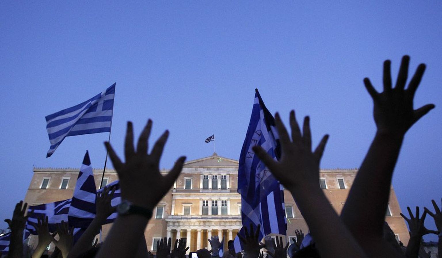 Kärpekava ja korruptsiooni vastu protesteerivad kreeklased eelmise aasta septembris Ateenas parlamendihoone ees asuval Syntagma väljakul.