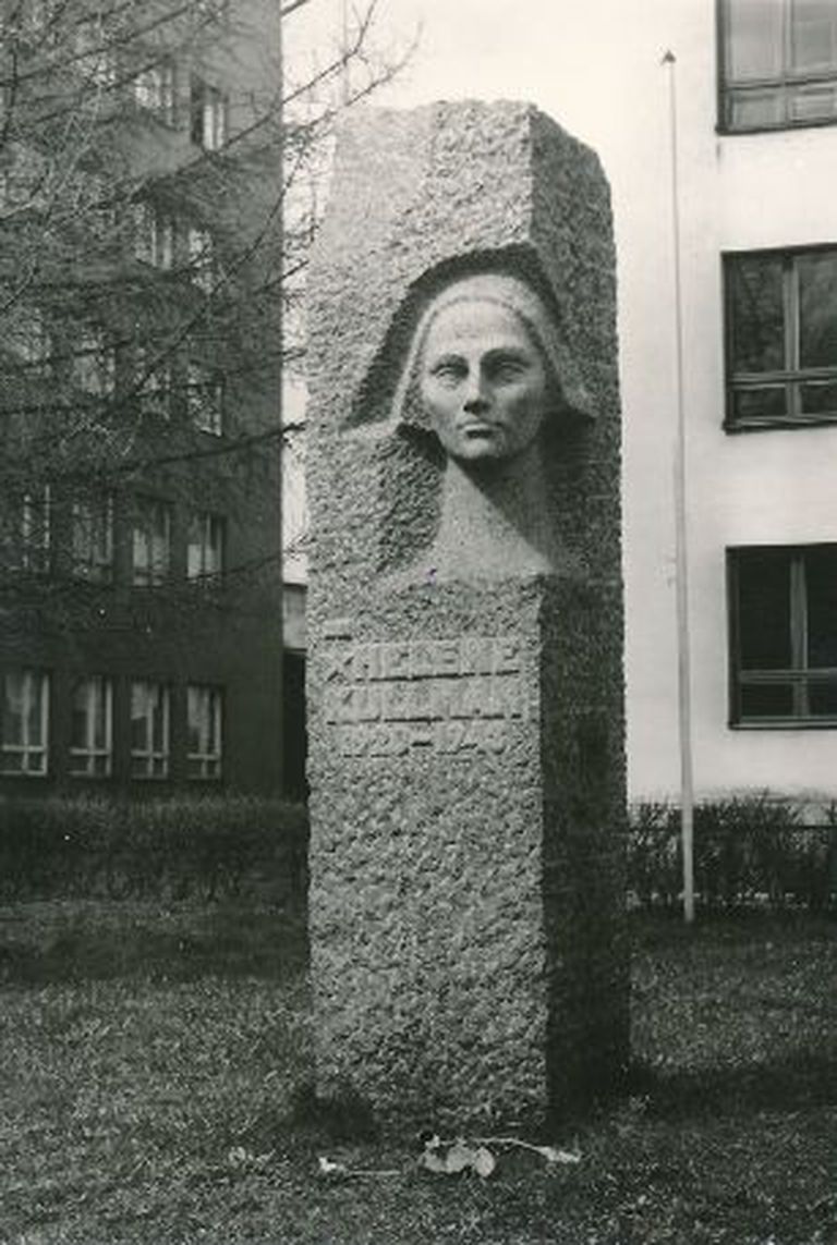 Памятник: Хелене Кулльман (Леэн Кулльман; скульптор Эльмар Ребане). Тарту, 1972., TM F 906:26, Тартуский городской музей.