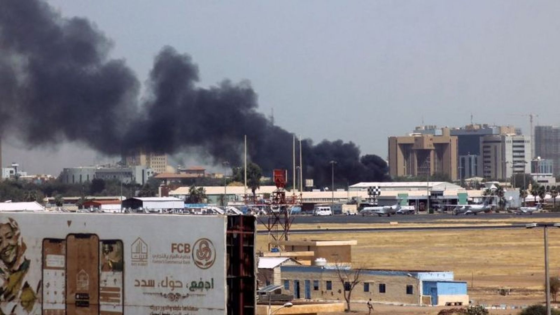 Международный аэропорт Хартума не может работать из-за военных действий.