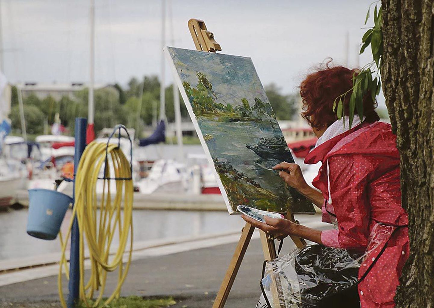 Pärnu kunstnikud maalisid üheskoos jahtklubi lähistel kalda peal purjeid, mere- ja jõevaateid.