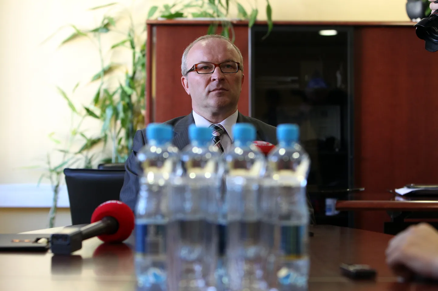 Tamur Tsäkko maanteeametis pressikonverentsil ajakirjanikele välislähetuste kohta selgitusi andmas.