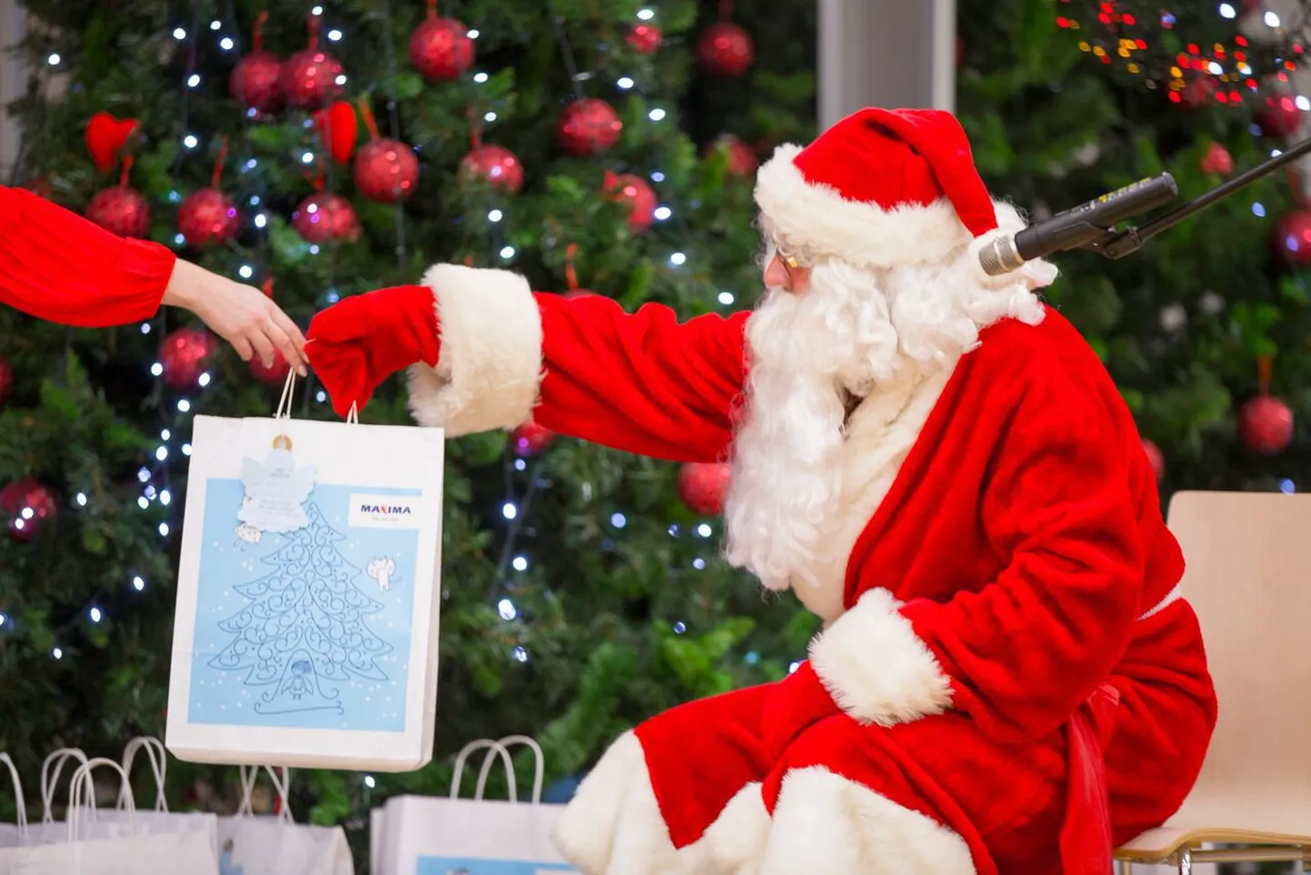 Pärnumaa lapsed said heategevuskampaania Inglipuu käigus kogutud kingitused kätte meeleolukal jõulupeol.
