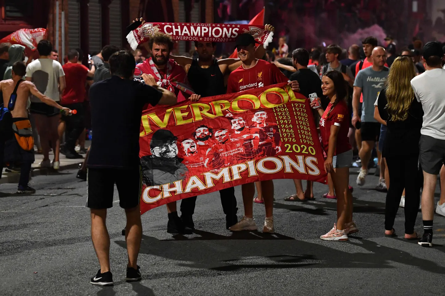 Liverpooli fännid eile Anfieldi staadioni lähistel tiitlivõitu tähistamas.