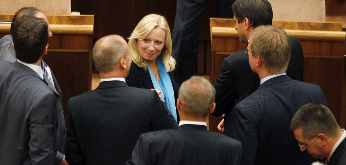 Slovakkia parlamendiliikmed lohutasid eile peaminister Iveta Radicovat, kelle jaoks päädisid sündmused töökoha kaotusega.