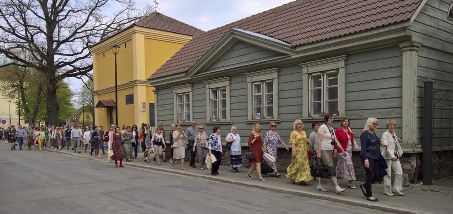 Vilistlaste
rongkäik on Lossi tänaval, kohe jõudmas Laidoneri platsile, vana kooli ette.