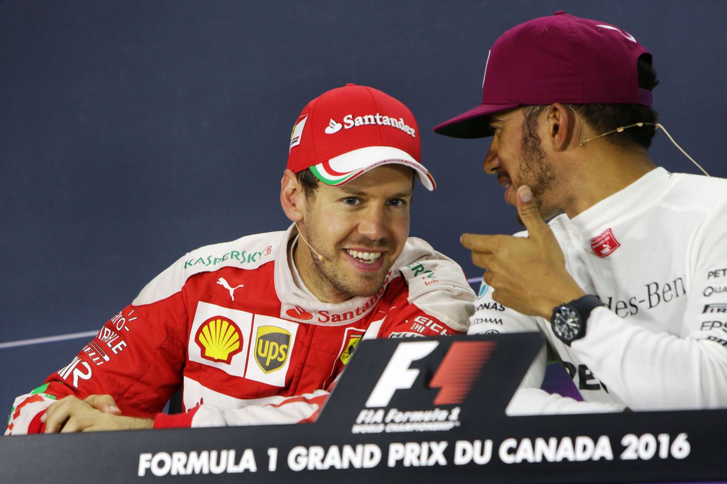 Sebastian Vettel ja Lewis Hamilton rääkimas - tõenäoliselt loomadest ja lindudest.