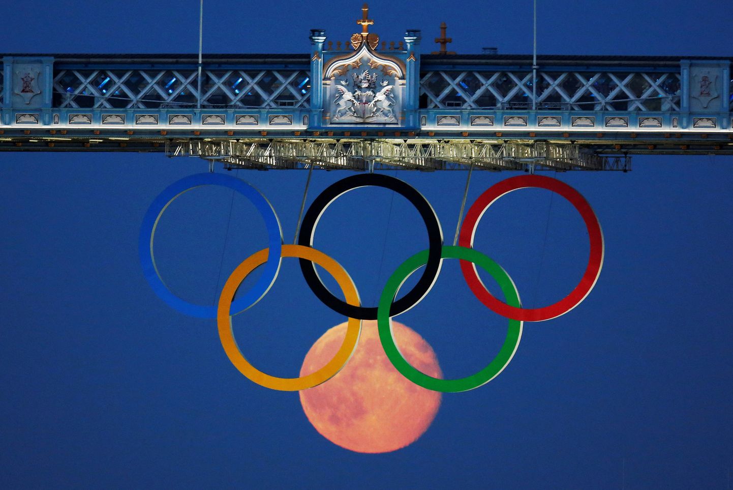 Olümpiarõngad Londoni Tower Bridge'il. London on olümpiamänge võõrustanud 1908., 1948. ja 2012. aastal.