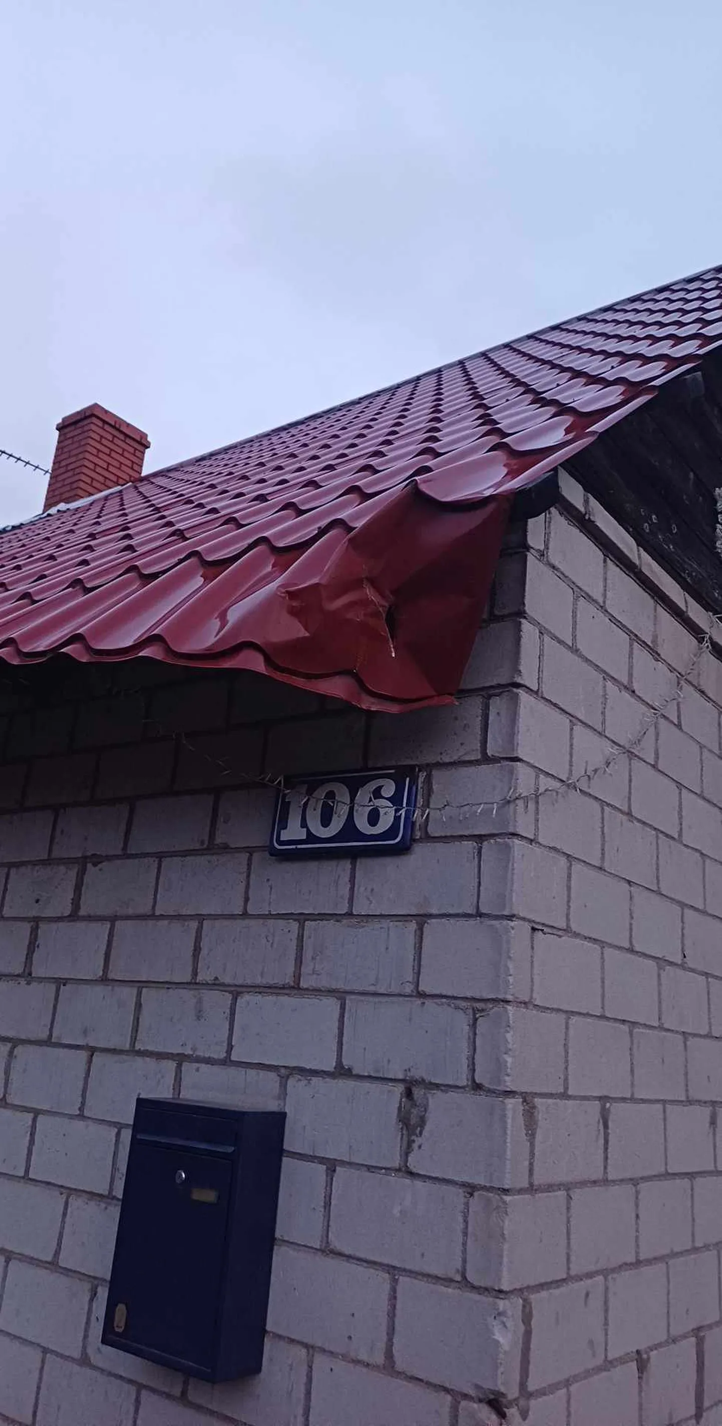 Valgas Võru tänaval on maja katus pärast veokilt saadud lööki lömmis.