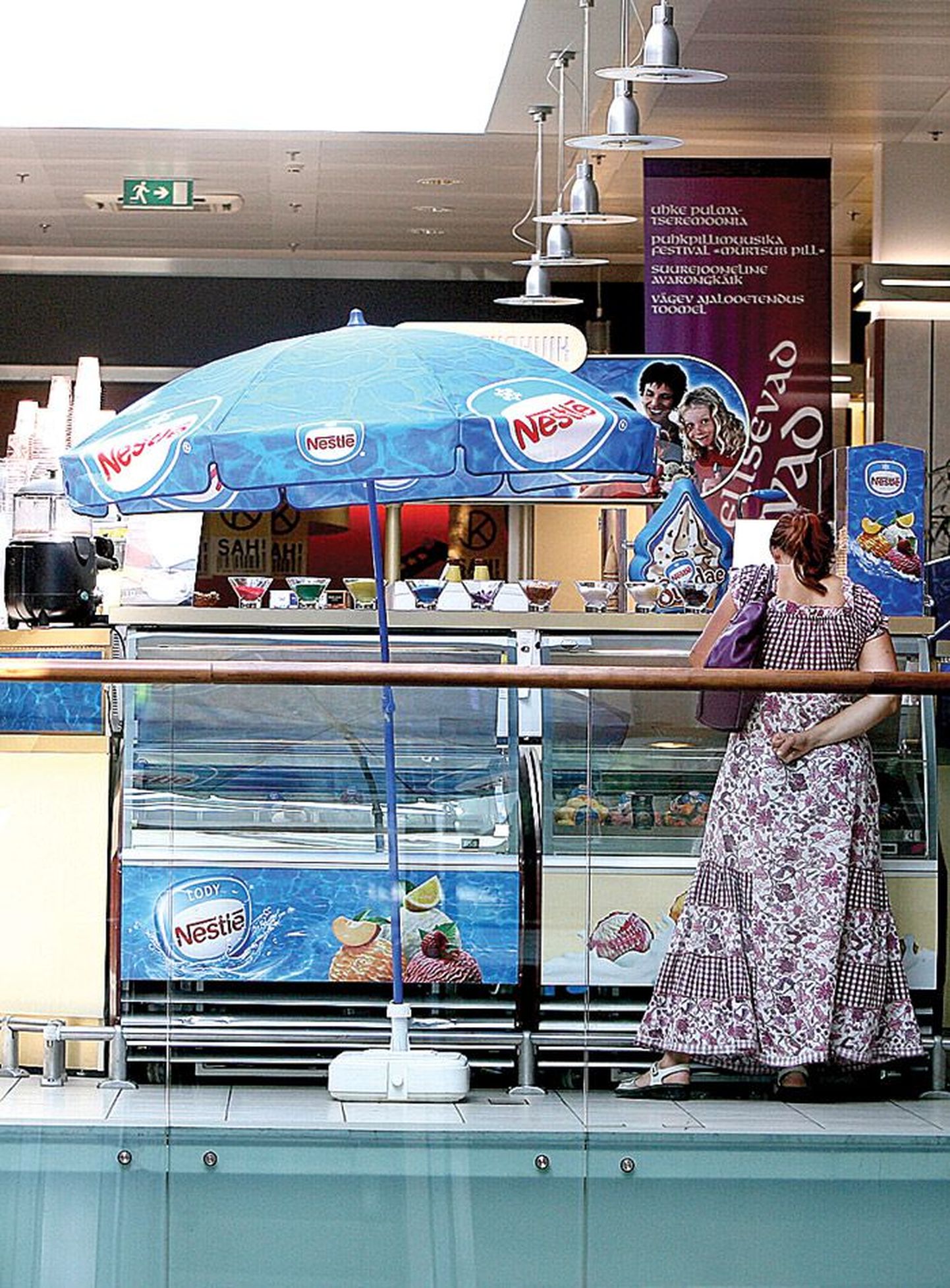 Kauba kaitseks pruugib jäätisekohvik päikesevarju.