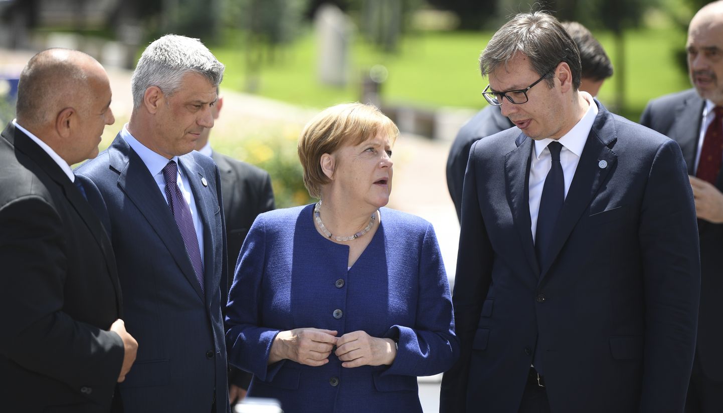 Saksamaa kantsler Angela Merkel seisab Kosovo presidendi Hashim Thaçi ja Serbia presidendi Aleksandar Vučići vahel.