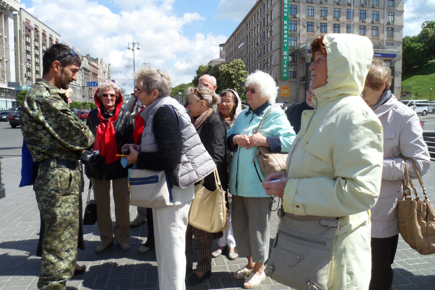 Kiievis Maidanil võtab Tartu pensionäride annetuse vastu Ukraina rindemeestele humanitaarabi koordineerija Abdul Dzalil. Temaga vestleb Kodukotuse liige Regina Kostjutsenko.