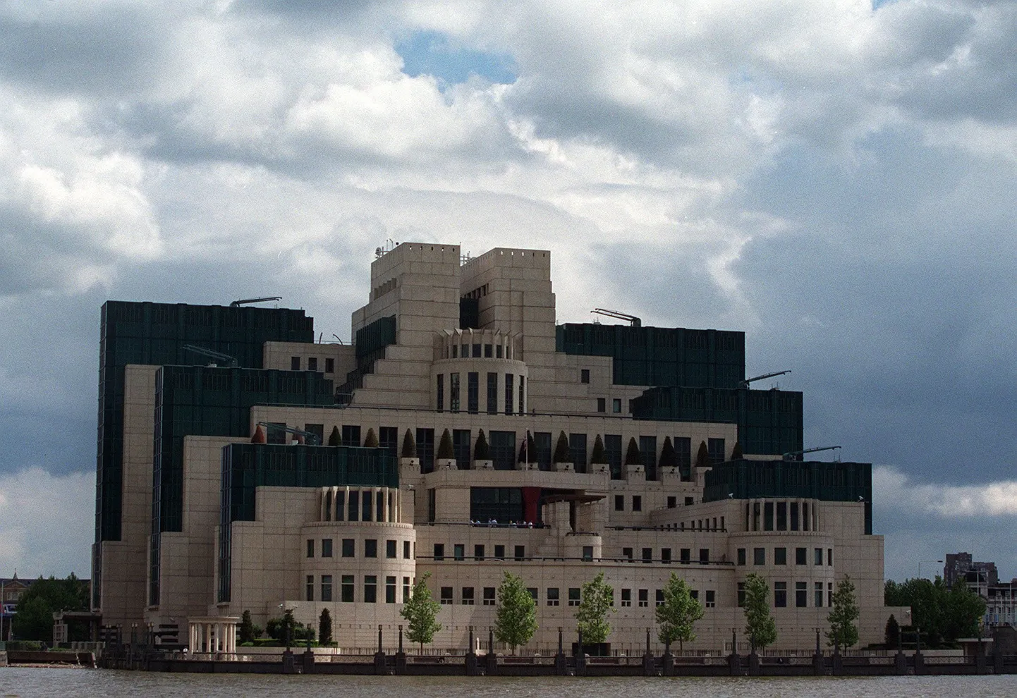 Venemaa meedia süüdistab kaitsepolitseid luuramises Briti välisluure MI6 heaks. Fotol MI6 peamaja Londonis