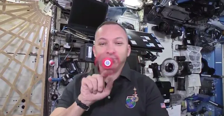 USA astronaut Randy Bresnik sõrmevurriga