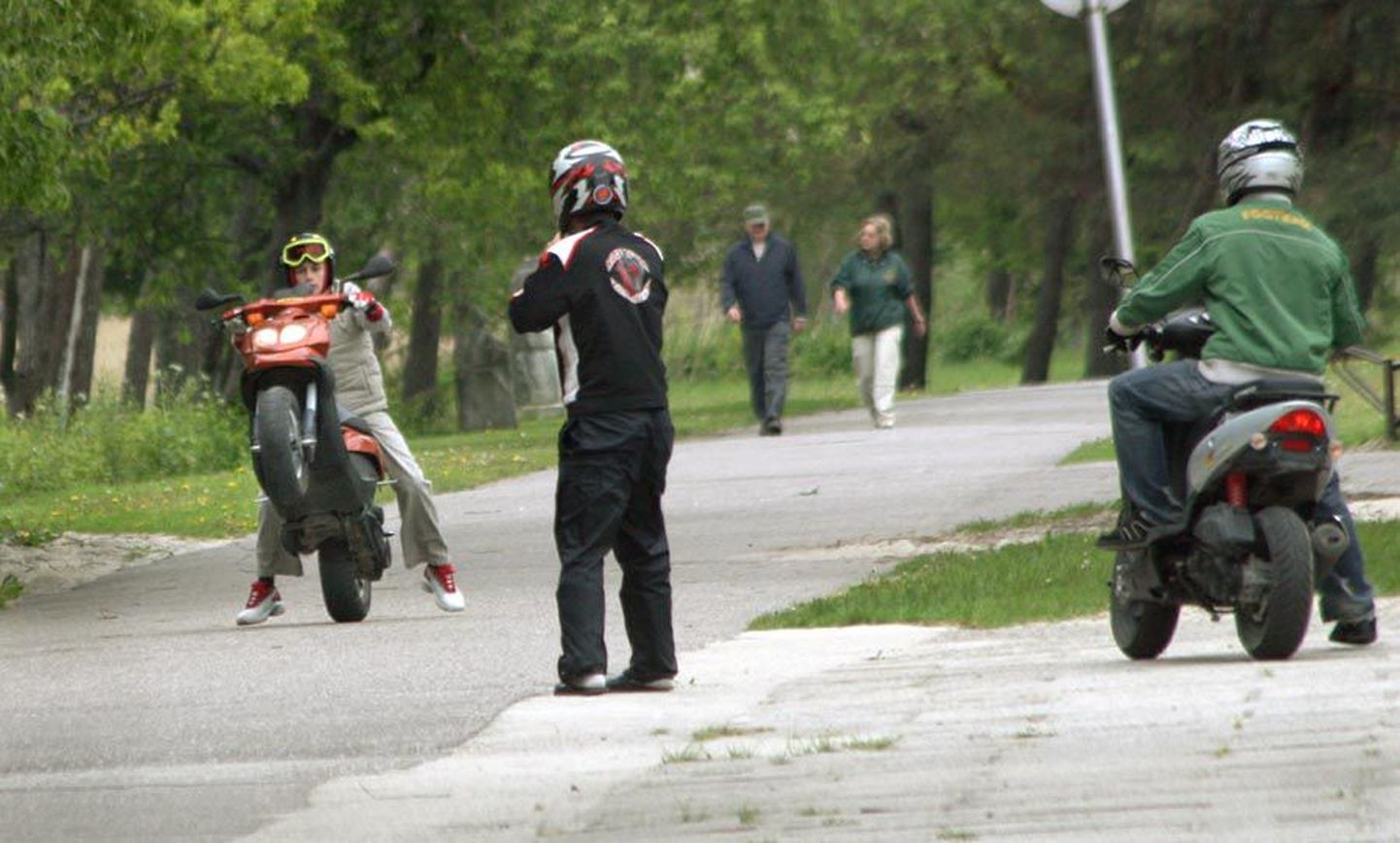 Mõni noor motorollerijuht ei pea seadusrikkumist miskiks.