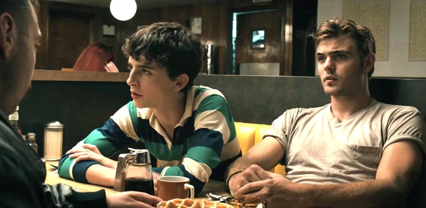 Timothée Chalamet ja Alex Roe allamäge kihutavas coming-of age narkodraamas «Kuumad suveööd»,