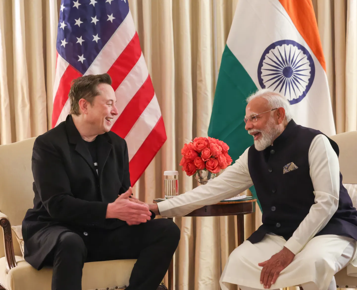 India peaminister Narendra Modi (paremal) tervitamas DOGE'i juhti Elon Muski (vasakul) Blair House'is 13. veebruaril 2025 Washingtonis D.Cs.