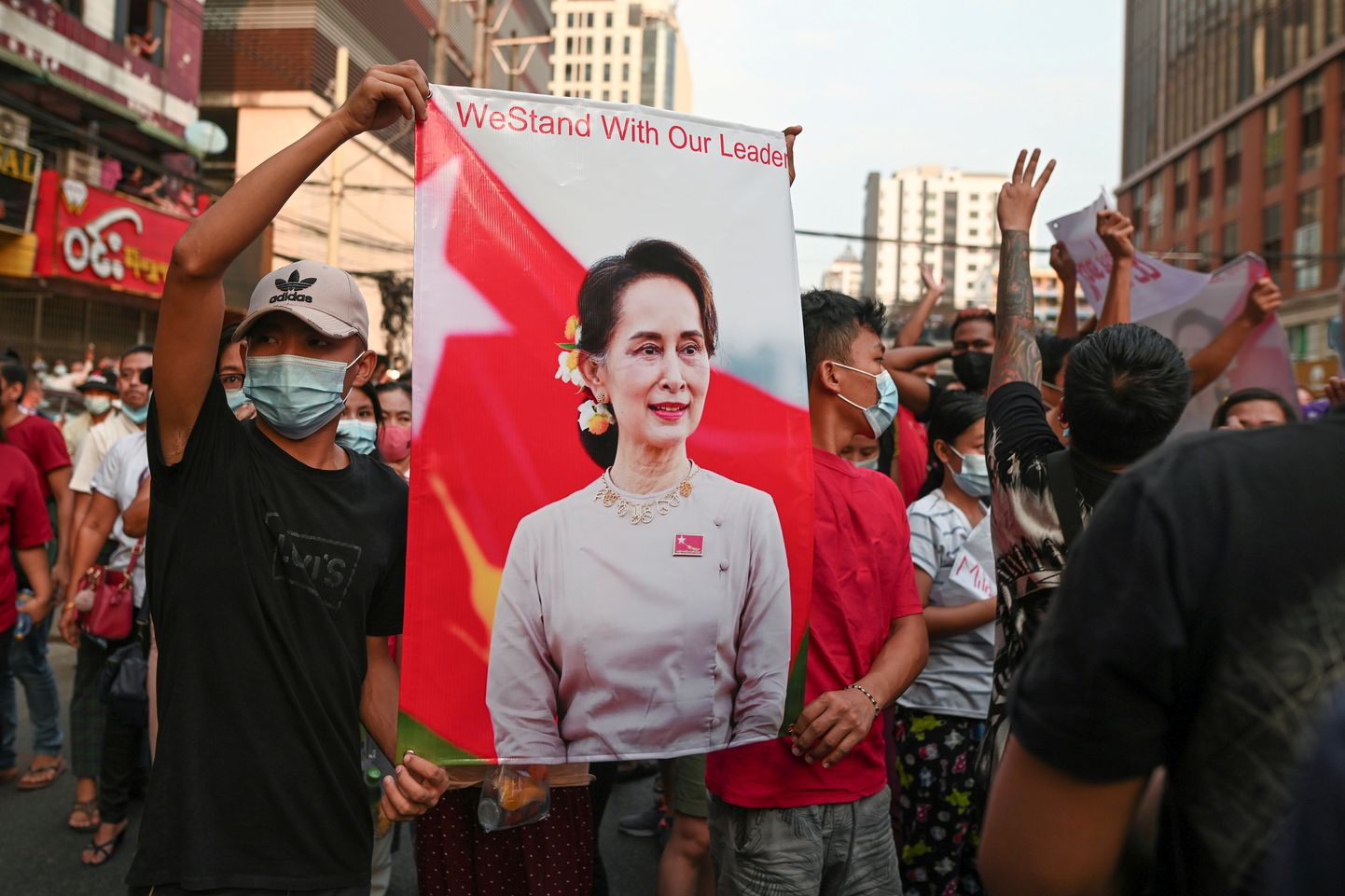 Meeleavaldajad nõuavad Myanmari kukutatud liidri Aung San Suu Kyi vabastamist.