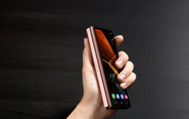 Samsung Galaxy Z Fold 2 kokkuvoldituna.