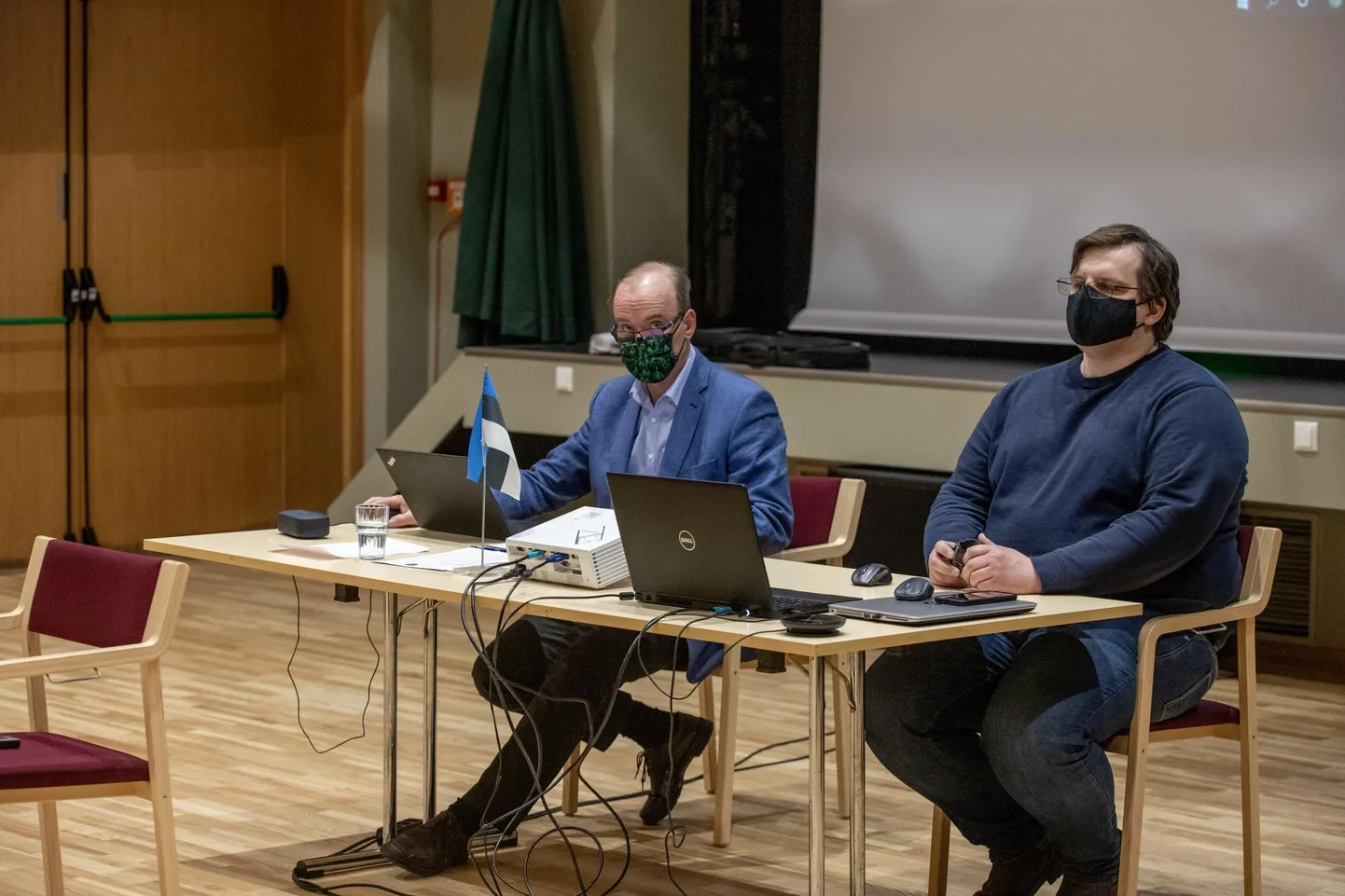 Saarde vallavanem Andres Annast (paremal) on ametis selle nädala lõpuni. Volikogu tööd juhib praegu senise esimehe Kalle Songa tagasiastumise järel Väino Lill (vasakul).